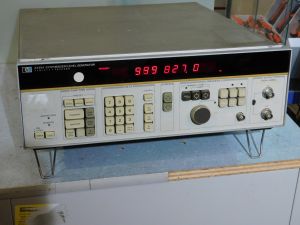 HP 3335A SYNTHESIZER LEVEL GENERATOR  20Hz 80Mhz